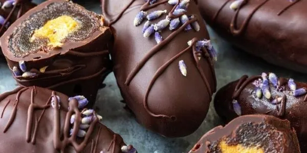 قیمت خرید شکلات مغزدار خرمایی + خواص، معایب و مزایا